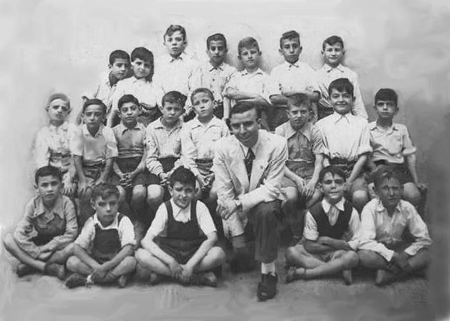 El segundo por la izquierda sentado en el suelo, en el colegio de Cartagena. Año 1.942