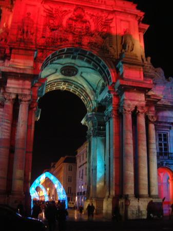 Vista nocturna del arco de Plaza del Comercio en Lisboa.