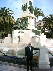 En el monumento a los Hroes de Cavite