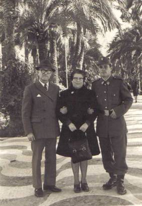 Con Luisa y Gonzalo en Alicante, ao 1971.